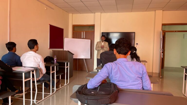 स्कूल ऑफ जर्नलिज्म एंड मास कम्युनिकेशन में बिहार के विख्यात पत्रकार डॉ नलिन वर्मा ने छात्रों को दिया मार्गदर्शन 