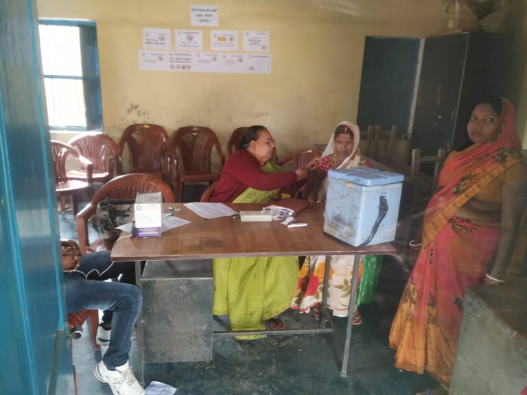 कोविड से सुरक्षा के लिए वैक्सीनेशन सबसे कारगर उपाय, पर सतर्कता और सावधानी भी जरूरी 