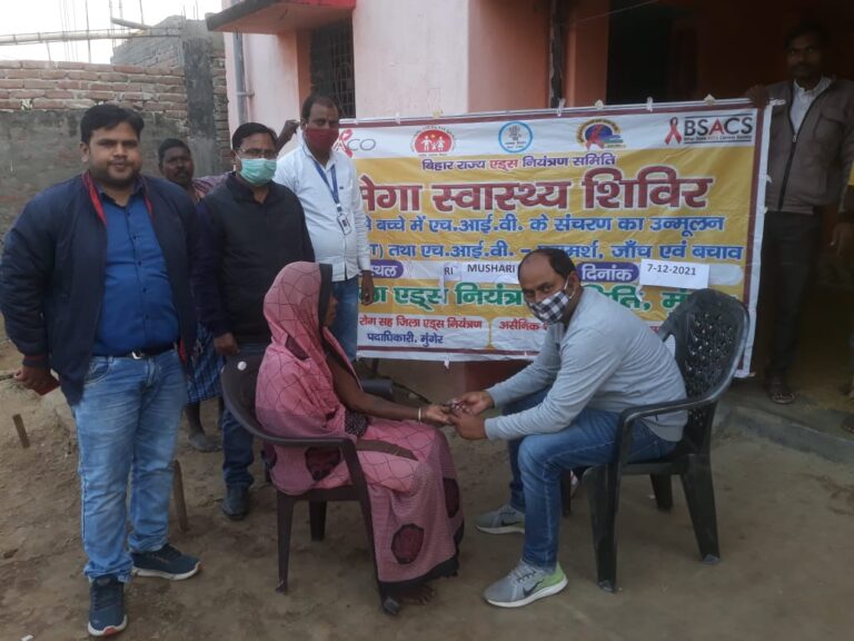 मेगा स्वास्थ्य शिविर में एच आई वी जांच व परामर्श से उत्साहित हैं ग्रामीण