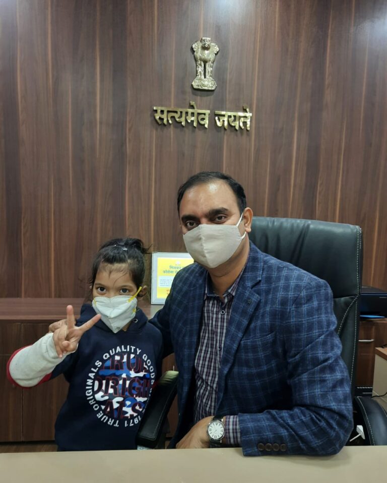 डीएम की पहल: निर्धारित समय पर वैक्सीन लेने वालों के पुरस्कार चयन टीम में तीन वर्ष की बच्ची को मिली जगह