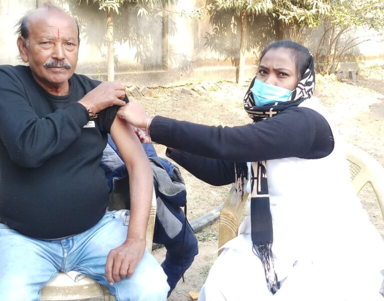 पत्रकार ने ली कोरोना की दूसरी डोज ,टीके को जीत का टीका बताया