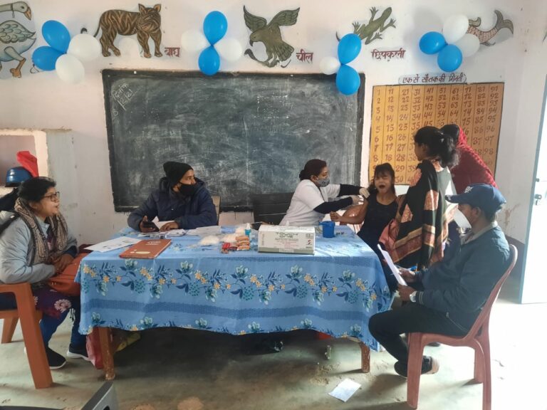 कोरोना का टीका लेते ही किशोरियों ने कहा- धन्यवाद