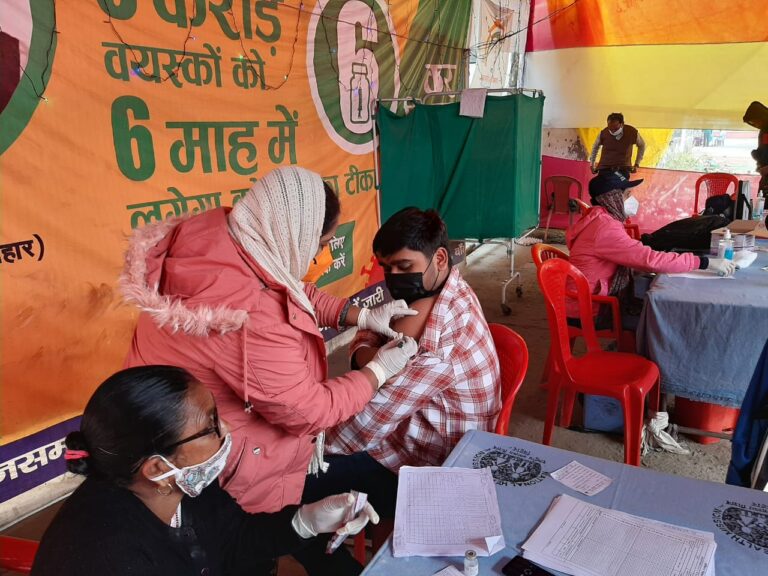 गांधी चौक पर किशोरों-किशोरियों का टीकाकरण शुरू