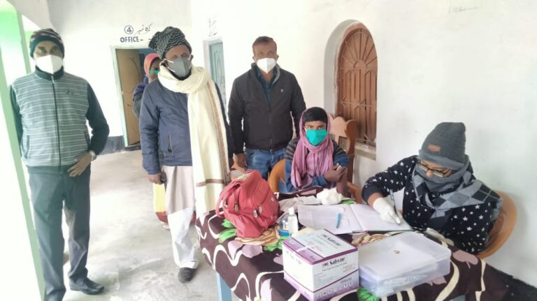 मुखिया ने मदरसा में टीकाकरण कैंप लगाया, 17 युवक-युवतियों ने लिया टीका