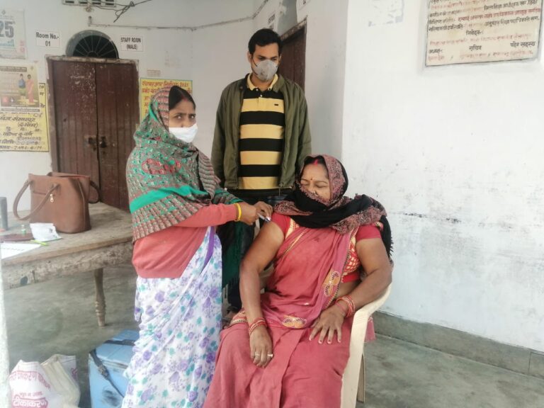 वैक्सीनेशन महाअभियान: विशेष कोविड वैक्सीनेशन शिविर आयोजित कर लोगों को दी गई वैक्सीन