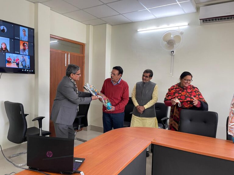 सीईसी के निदेशक प्रो. जेबी नड्डा ने आर्यभट्ट ज्ञान विवि में एसजेएमसी के छात्रों को संबोधित किया
