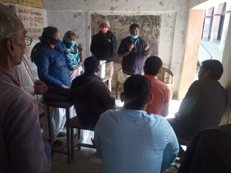 वार्ड सभा में  कोविड वैक्सीनेशन को लेकर  किया जा रहा जागरूक व  योग्य लाभार्थियों को दी जा रही वैक्सीन 