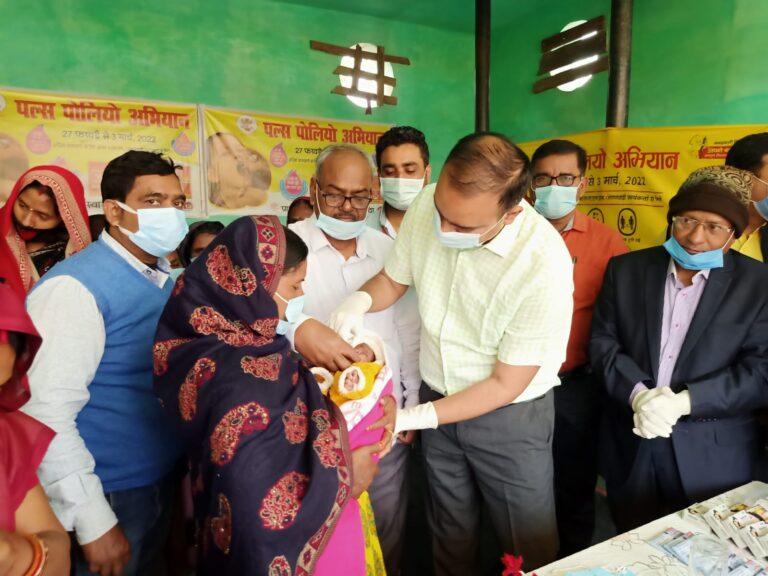 खगड़िया जिलाधिकारी ने शिशु को दो बूँद दवा पिलाकर पल्स पोलियो अभियान का किया शुभारंभ