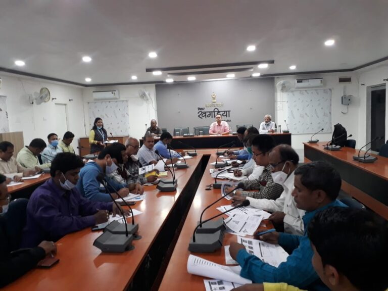 जिलाधिकारी ने डिस्ट्रिक्ट टास्क फोर्स टीम के साथ की समीक्षात्मक बैठक, दिए निर्देश 