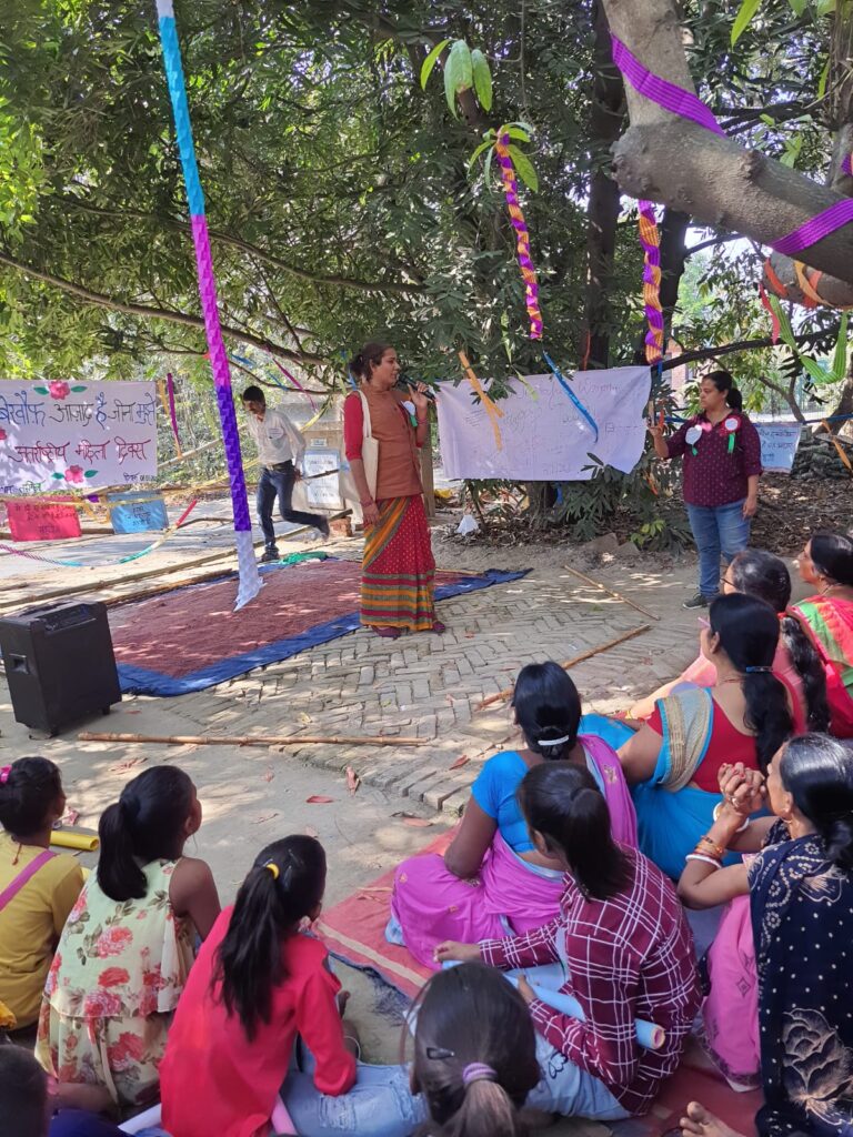 अन्तरराष्ट्रीय महिला दिवस विशेष:   घर की चारदिवारी से निकलकर आजादी के रंग में ख़ुद को रंगने को आतुर दिखीं महिलाएं