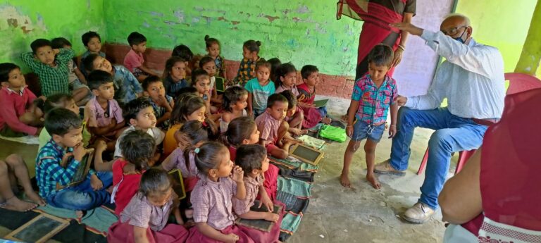 पटना से आई स्टेट टीम ने विभिन्न आंगनबाड़ी केंद्रों का किया निरीक्षण, बच्चों को उचित पोषण की दी गई जानकारी