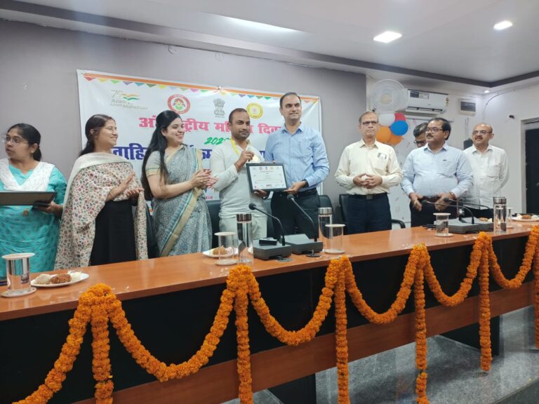 बेहतर कार्य करने के लिए आईसीडीएस के जिला समन्वयक को किया गया सम्मानित 