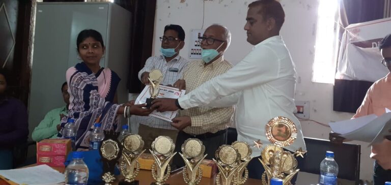 परिवार नियोजन में उत्कृष्ट कार्य करने वाले स्वास्थ्य कर्मियों को किया गया पुरस्कृत