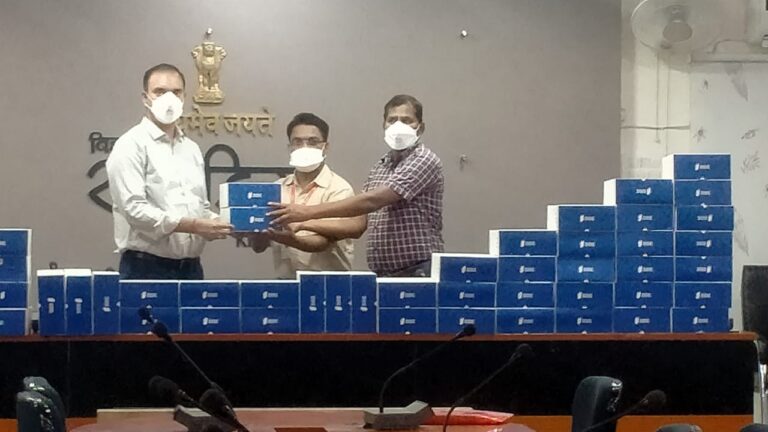 पिरामल स्वास्थ्य ने जिलाधिकारी को सौंपा 12 हजार एन-95 फेस मास्क