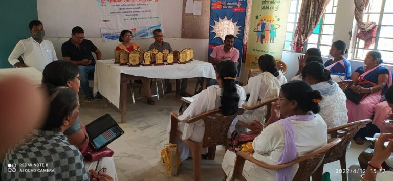 सबौर सामुदायिक स्वास्थ्य केंद्र में स्वास्थ्यकर्मियों को व्हाट्सएप बोट की दी गई जानकारी