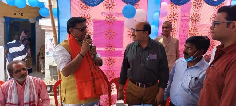 सुल्तानगंज में लगे स्वास्थ्य मेले में 702 लोगों की जांच व इलाज हुआ