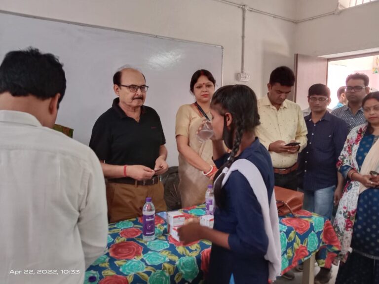 सिविल सर्जन ने बच्चे को अल्बेंडाजोल की दवा खिलाकर की अभियान की शुरुआत