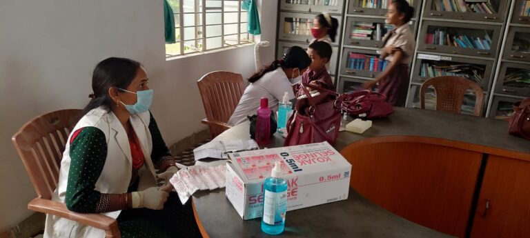 शिविर आयोजित कर स्कूली बच्चों को दिया गया एईएस/जेई  का टीका 