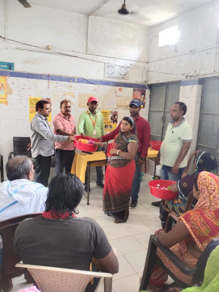 फाइलेरिया उन्मूलन • अलौली पीएचसी में शिविर आयोजित कर संक्रमित मरीजों में एमएमडीपी किट वितरित 