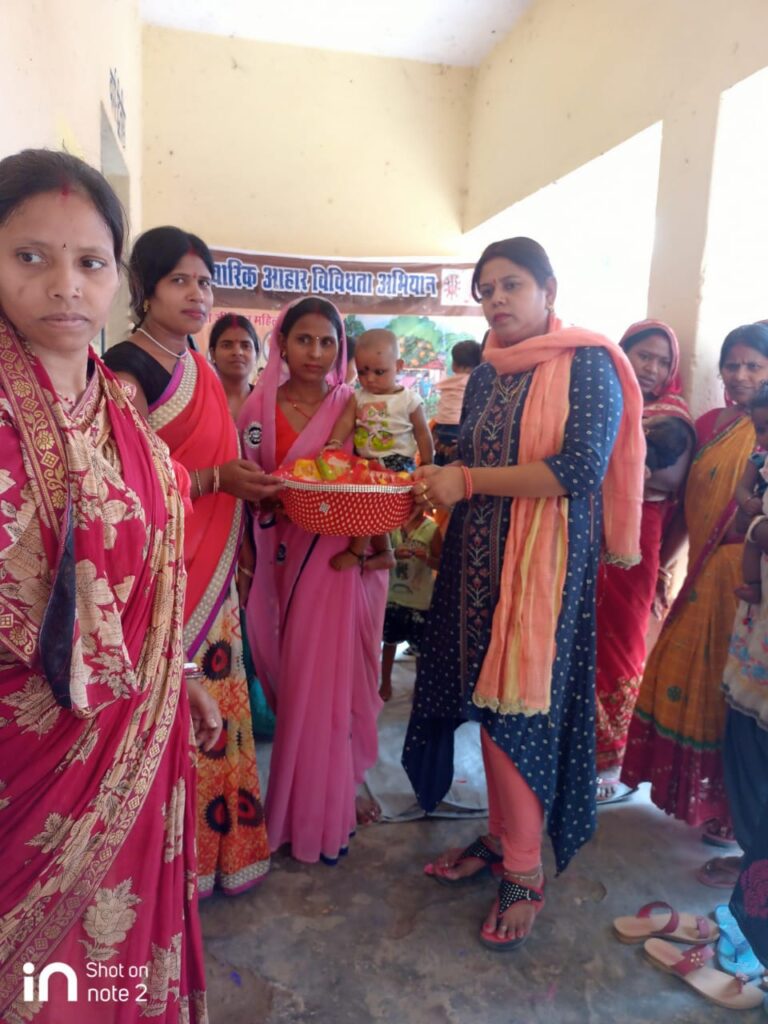 लोगों तक स्वास्थ्य सुविधाओं की  जानकारी पहुँचा रही जीविका सीसी निक्की कुमारी 