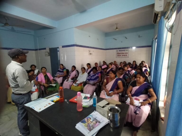 बच्चों के गृह आधारित देखभाल को लेकर आशा कार्यकर्ताओं को दिया जा रहा प्रशिक्षण