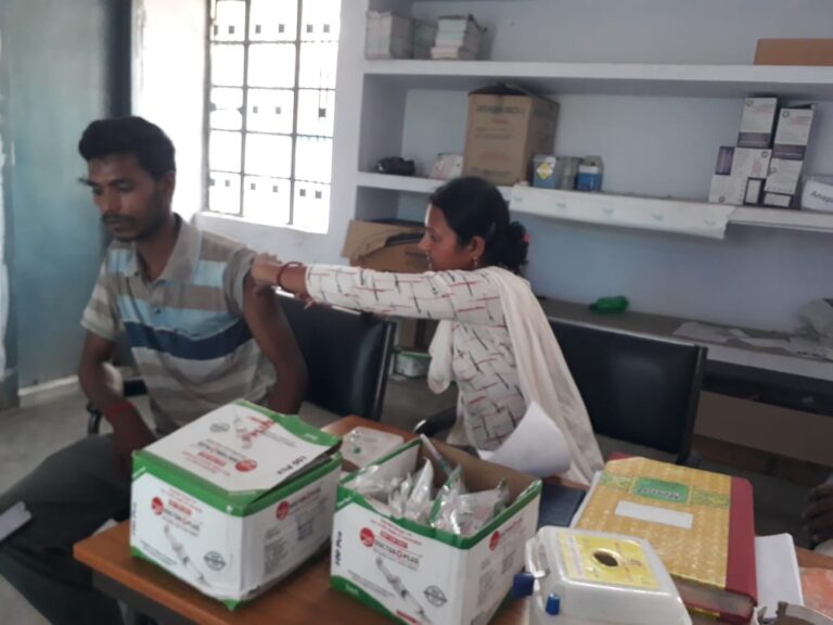 हर घर दस्तक वैक्सीनेशन अभियान • प्रत्येक व्यक्ति को चिह्नित  कर लगाया जा रहा है कोरोना का टीका 
