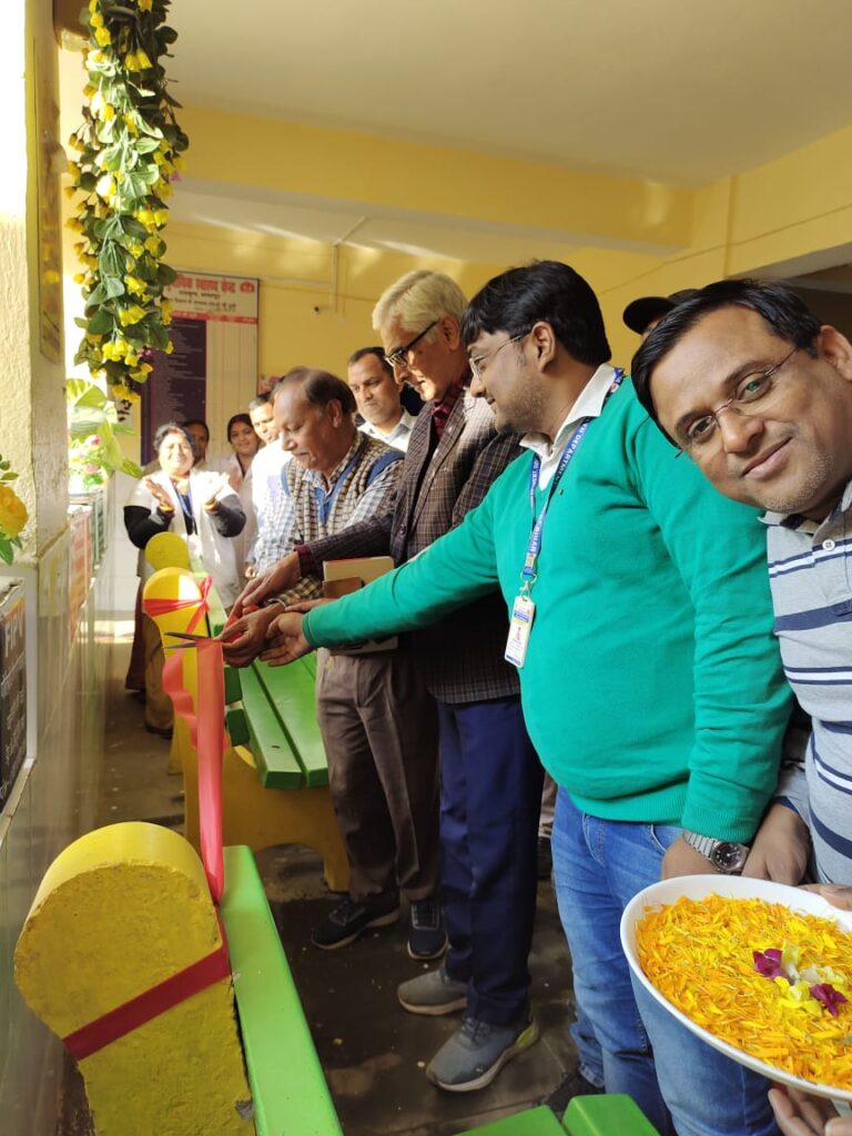 नियमित टीकाकरण को बढ़ावा देने के लिए गमला एवं पौधों का किया गया अनावरण