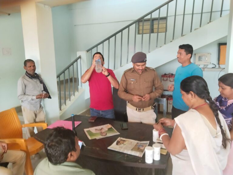 प्रखंड कार्यालय के कर्मियों और पुलिसवालों को खिलाई गई अल्बेंडाजोल व डीईसी की गोली