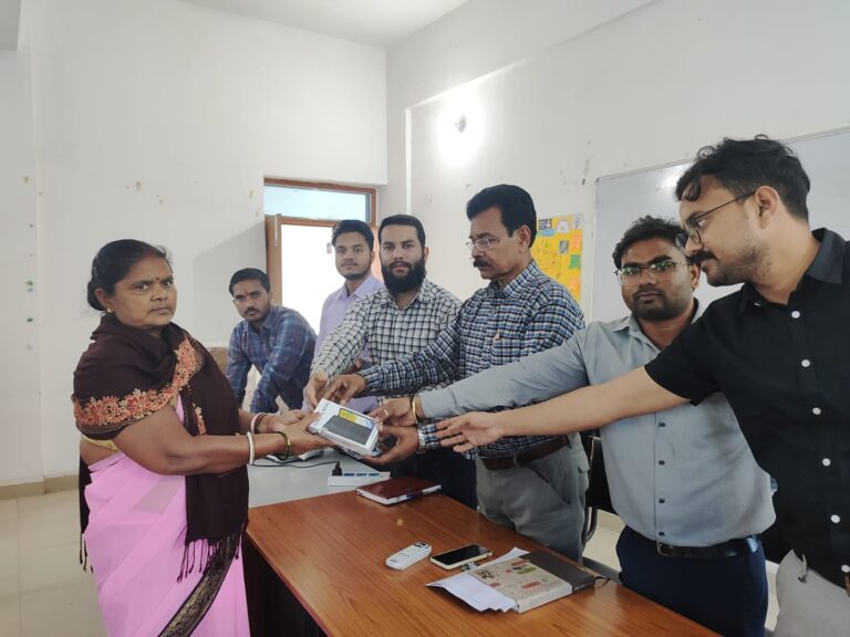 आशा फैसिलिटेटर को जिला में बुलाकर दिया गया स्मार्ट फोन