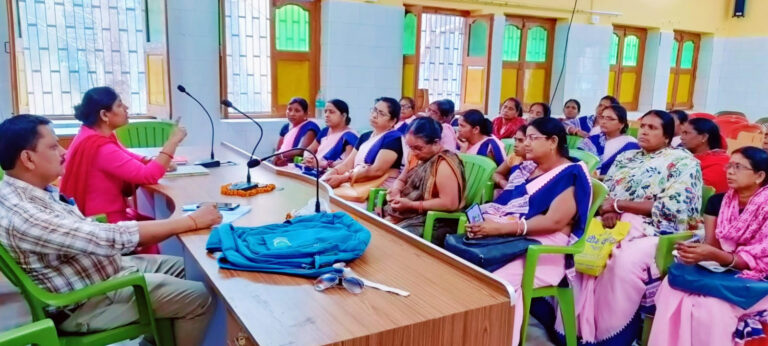 बाराहाट सीएचसी में आशा कार्यकर्ताओं को गर्भ समापन के बारे में दी गई जानकारी