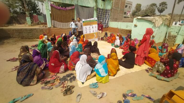 जीविका दीदी, टीबी के लक्षण वाले व्यक्ति को जांच के लिए भेजती हैं अस्पताल
