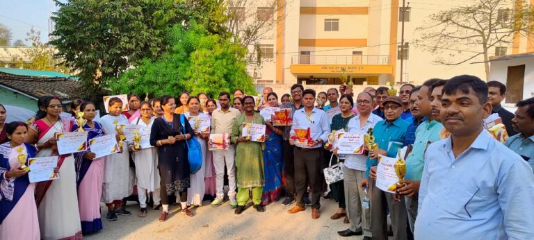 परिवार नियोजन में बेहतर प्रदर्शन करने वाले स्वास्थ्य विभाग के अधिकारियों और कर्मचारियों को किया गया सम्मानित 