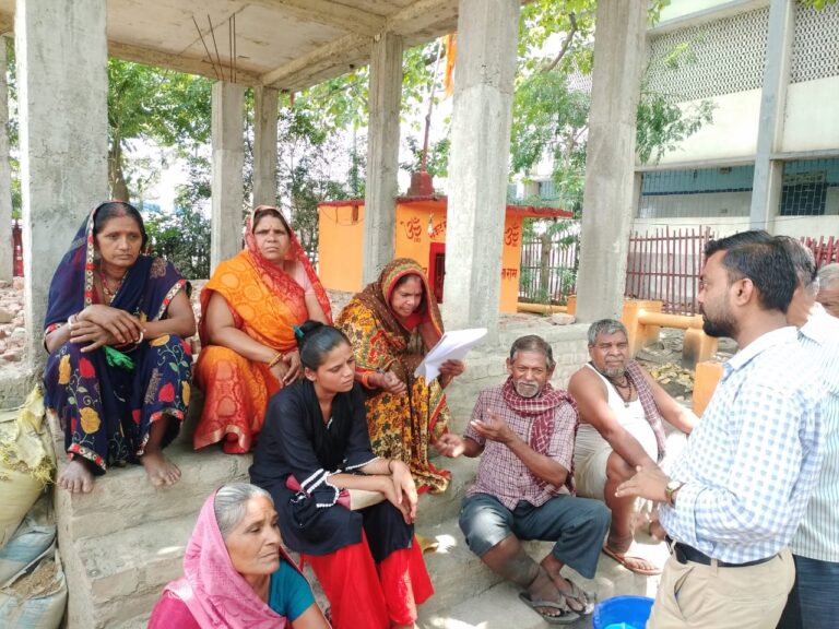 सदर प्रखंड के आवास बोर्ड में फाइलेरिया रोगियों के बीच एमएमडीपी किट वितरित